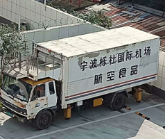 公司售服對機(jī)場中央廚房系統(tǒng)冷卻用冷水機(jī)進(jìn)行回訪，發(fā)現(xiàn)風(fēng)險，解決問題